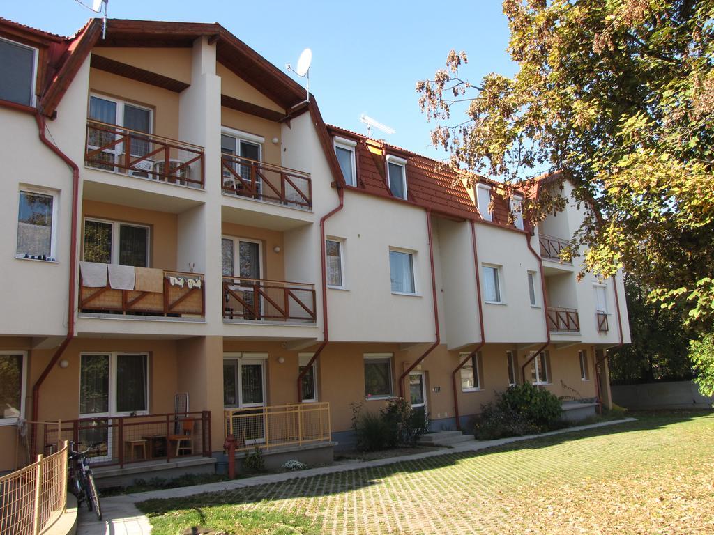 Zoli Apartmanok-Anita Koelcsey 34-36 ハイデゥソボスロー エクステリア 写真