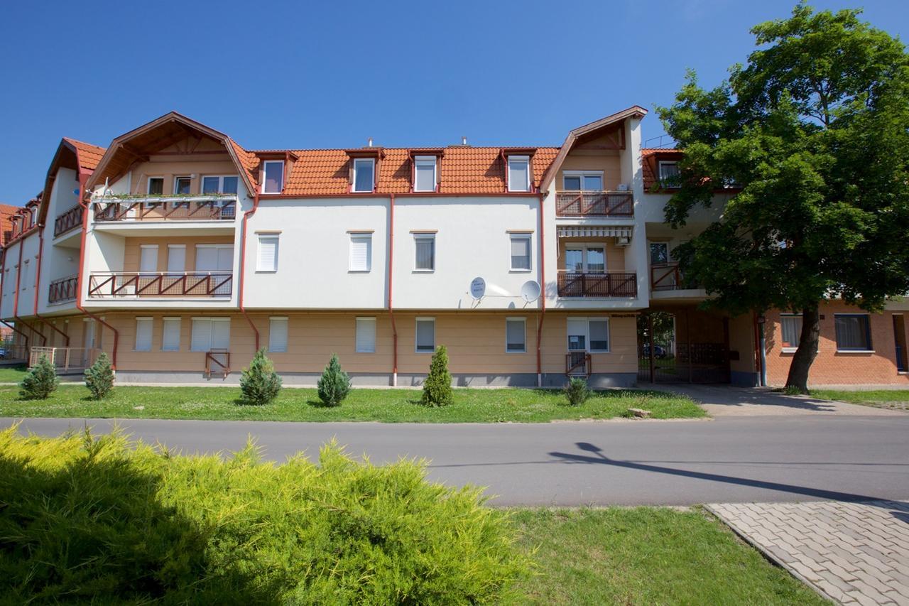 Zoli Apartmanok-Anita Koelcsey 34-36 ハイデゥソボスロー エクステリア 写真